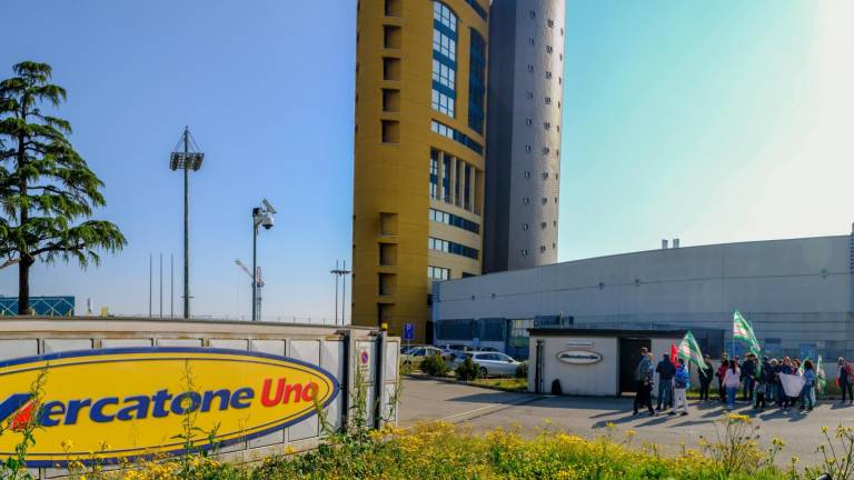 Protesta dei lavoratori davanti alla sede della Mercatone Uno di Imola -VIDEO Protesta dei lavoratori davanti alla sede della Mercatone Uno di Imola -VIDEO