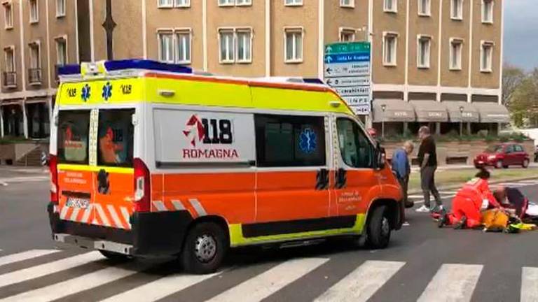 Cesena, incidente: con lo scooter contro lo spartitraffico: frattura scomposta ad una gamba VIDEO Cesena, incidente: con lo scooter contro lo spartitraffico: frattura scomposta ad una gamba VIDEO