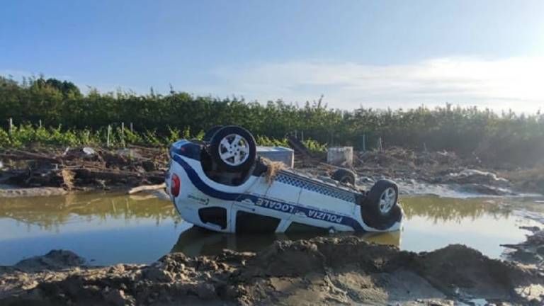 Boncellino, dopo l'alluvione spunta un'auto ribaltata della Polizia Locale Boncellino, dopo l'alluvione spunta un'auto ribaltata della Polizia Locale