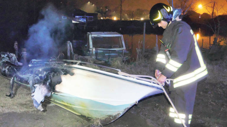 Ravenna. Incendio doloso di una barca nella valle Ravenna. Incendio doloso di una barca nella valle