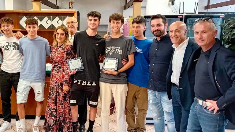 Vittorio Savini, al centro alle spalle della moglie Maria Sberlati, insieme ad alcuni degli atleti lanciati nel team Elite Service di Cesenatico Vittorio Savini, al centro alle spalle della moglie Maria Sberlati, insieme ad alcuni degli atleti lanciati nel team Elite Service di Cesenatico