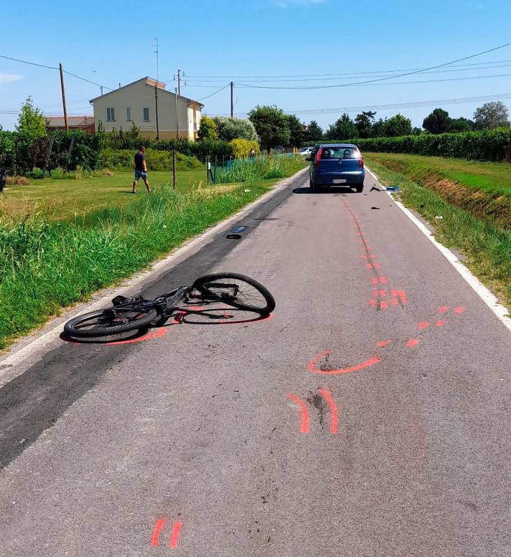 Lugo, incidente: ciclista travolta da un’auto e trascinata per 30 metri, è gravissima all’ospedale - Gallery Lugo, incidente: ciclista travolta da un’auto e trascinata per 30 metri, è gravissima all’ospedale - Gallery