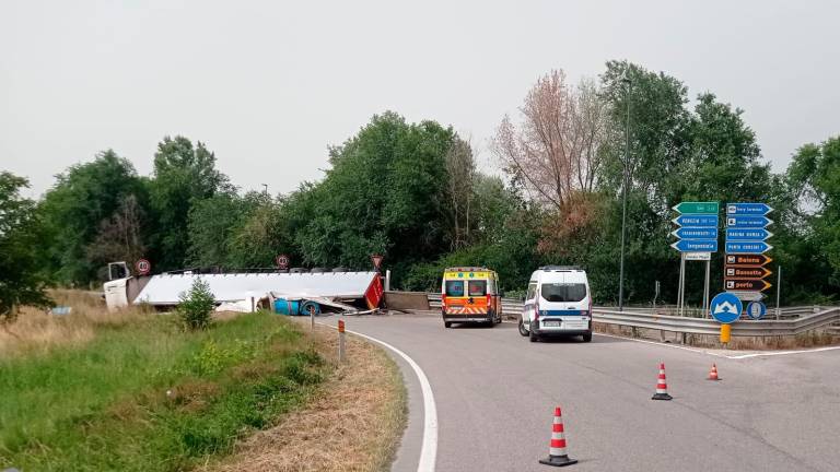 Ravenna, perde il carico dopo l’eccesso di velocità: multa al camionista Ravenna, perde il carico dopo l’eccesso di velocità: multa al camionista