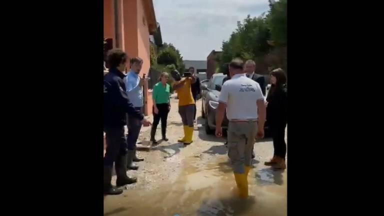 Giorgia Meloni a sorpresa tra i cittadini di Ghibullo: Non è il momento delle passerelle, sono commossa VIDEO Giorgia Meloni a sorpresa tra i cittadini di Ghibullo: Non è il momento delle passerelle, sono commossa VIDEO