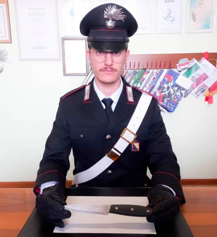 Il coltello utilizzato per la rapina Il coltello utilizzato per la rapina
