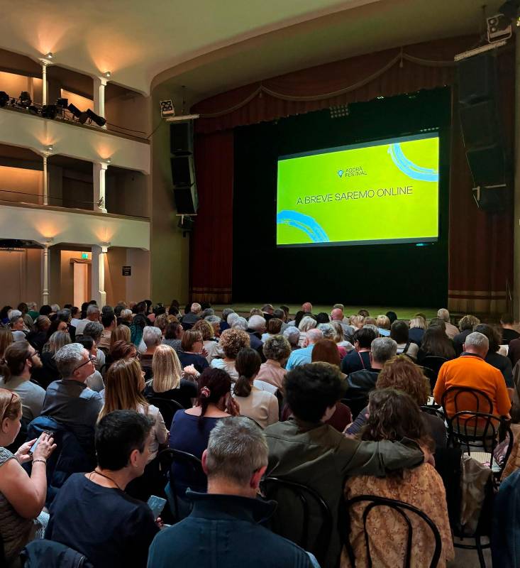 Il pubblico collegato dal Teatro Verdi in diretta streaming (Zanotti) Il pubblico collegato dal Teatro Verdi in diretta streaming (Zanotti)