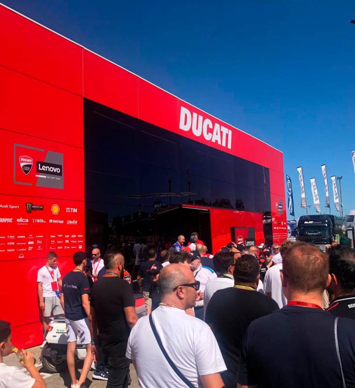 MotoGp, “Pecco, ho promesso alla mamma che farò il bagnetto con la tua saponetta”: sole e tanto pubblico a Misano VIDEO GALLERY MotoGp, “Pecco, ho promesso alla mamma che farò il bagnetto con la tua saponetta”: sole e tanto pubblico a Misano VIDEO GALLERY