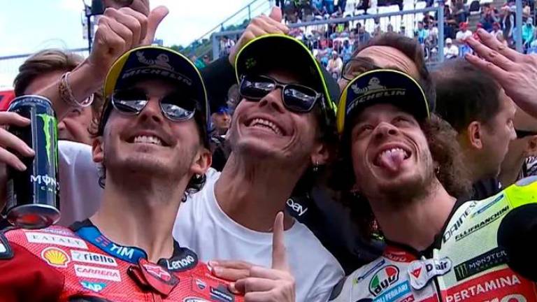 Francesco Bagnaia e Marco Bezzecchi festeggiano insieme a Valentino Rossi Francesco Bagnaia e Marco Bezzecchi festeggiano insieme a Valentino Rossi