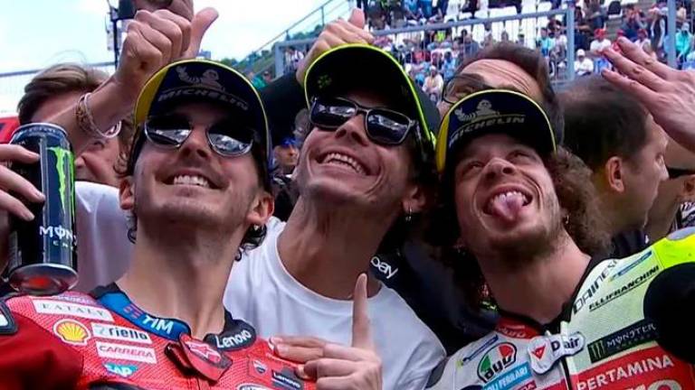 Francesco Bagnaia e Marco Bezzecchi festeggiano insieme a Valentino Rossi