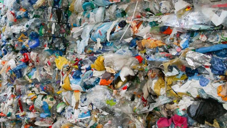 La strategia anti-plastica dell’Emilia-Romagna. Un percorso in 15 azioni La strategia anti-plastica dell’Emilia-Romagna. Un percorso in 15 azioni