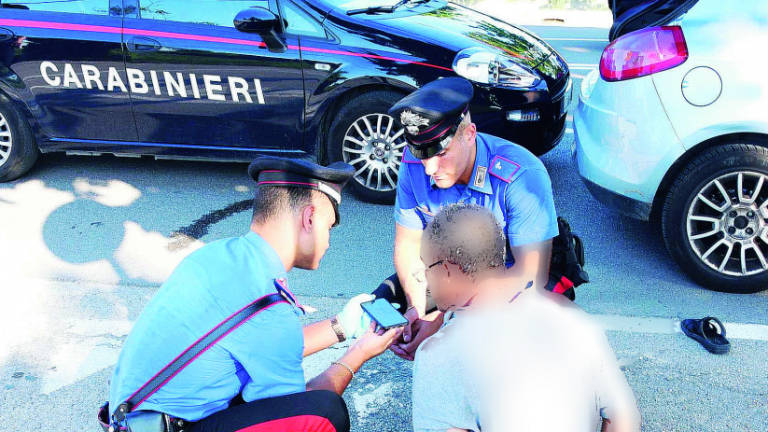 Rimini, sfuggono all'alt: folle inseguimento poi la cattura Rimini, sfuggono all'alt: folle inseguimento poi la cattura