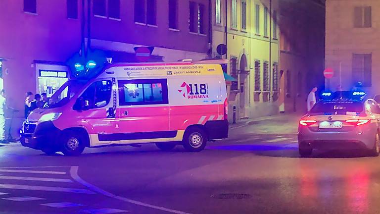 L’intervento delle forze dell’ordine sul posto insieme all’ambulanza L’intervento delle forze dell’ordine sul posto insieme all’ambulanza