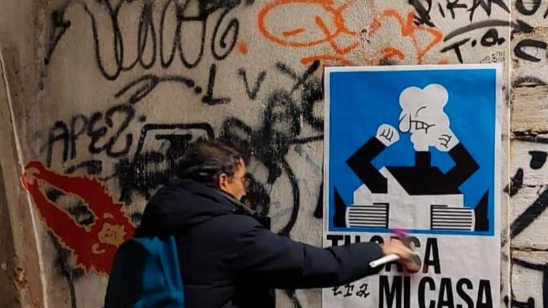 Blitz contro le key box e gli affitti brevi: attivisti in azione anche a Rimini Blitz contro le key box e gli affitti brevi: attivisti in azione anche a Rimini