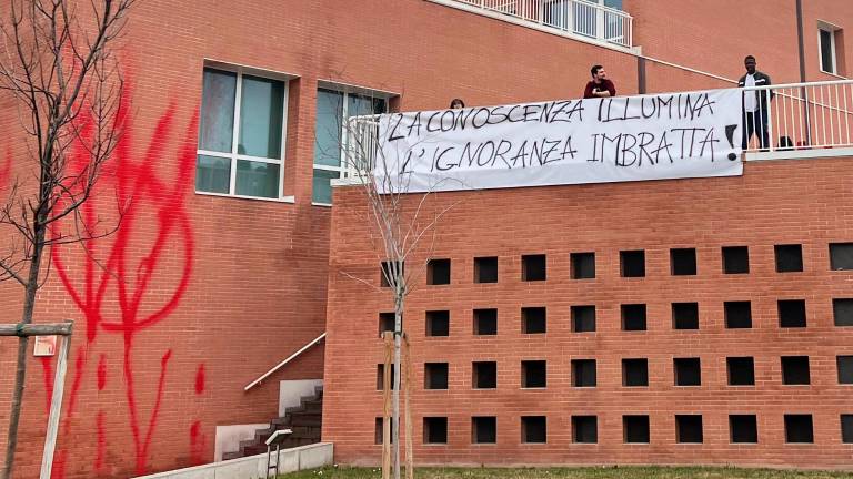 Ieri lo striscione è stato affisso accanto alle scritte lasciate dai No Vax Ieri lo striscione è stato affisso accanto alle scritte lasciate dai No Vax