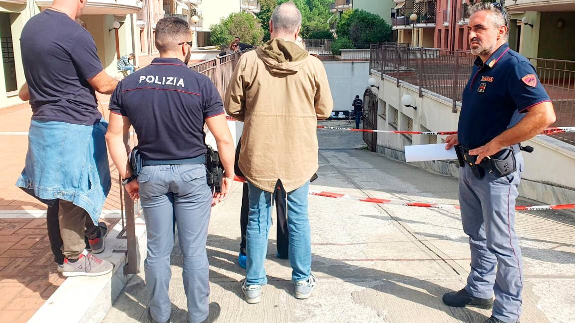 Rimini, donna uccisa a coltellate in via del Ciclamino: l’ipotesi della violenza sessuale Rimini, donna uccisa a coltellate in via del Ciclamino: l’ipotesi della violenza sessuale