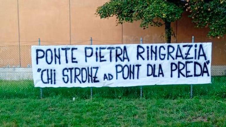 Lo striscione apparso il giorno dell’ultimo concerto Lo striscione apparso il giorno dell’ultimo concerto