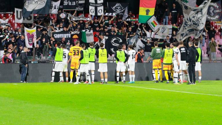 Il Cesena saluta i suoi tifosi a Salerno (Rega) Il Cesena saluta i suoi tifosi a Salerno (Rega)