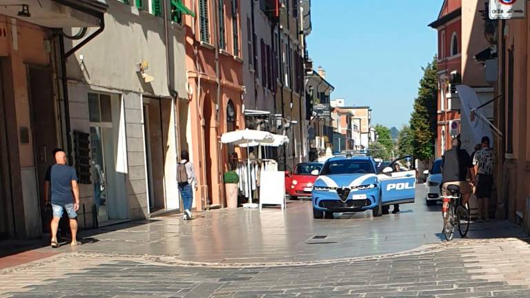 Ruba in gioielleria e tenta di rivendere l’oro a quella di fianco: arrestato a Cesena Ruba in gioielleria e tenta di rivendere l’oro a quella di fianco: arrestato a Cesena
