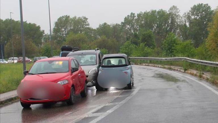 Cesena, incidente: ragazza di 16 anni perde il controllo del quadriciclo e si scontra contro due auto Cesena, incidente: ragazza di 16 anni perde il controllo del quadriciclo e si scontra contro due auto