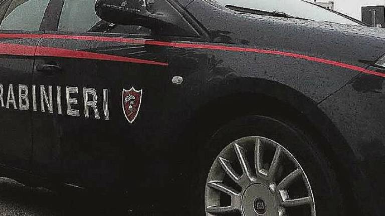 Rimini, lascia i figli a scuola e se ne va con l'amico Rimini, lascia i figli a scuola e se ne va con l'amico