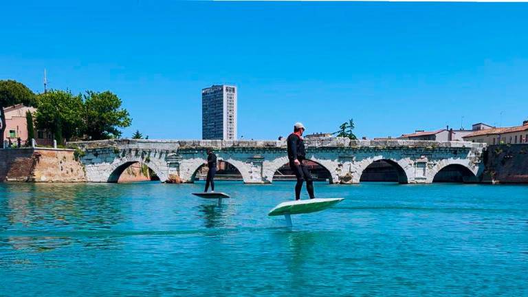 L’e-Surf in volo nell’invaso del ponte di Tiberio L’e-Surf in volo nell’invaso del ponte di Tiberio