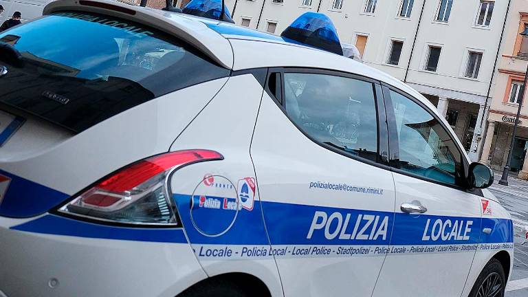 Rimini, la Polizia Locale mette in sicurezza l’area attorno al teatro Novelli Rimini, la Polizia Locale mette in sicurezza l’area attorno al teatro Novelli
