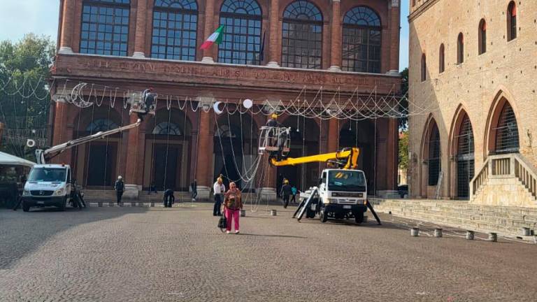 L’autunno caldo di Rimini: si montano le luci di Natale e ci sono 20 gradi L’autunno caldo di Rimini: si montano le luci di Natale e ci sono 20 gradi