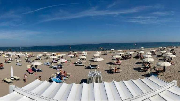 I turisti sabato in spiaggia al bagno 86 - 87 di Riccione I turisti sabato in spiaggia al bagno 86 - 87 di Riccione