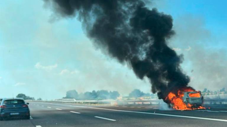 Auto in fiamme in A14, tra Forlì e Faenza: file e traffico a singhiozzo in corsia nord Auto in fiamme in A14, tra Forlì e Faenza: file e traffico a singhiozzo in corsia nord