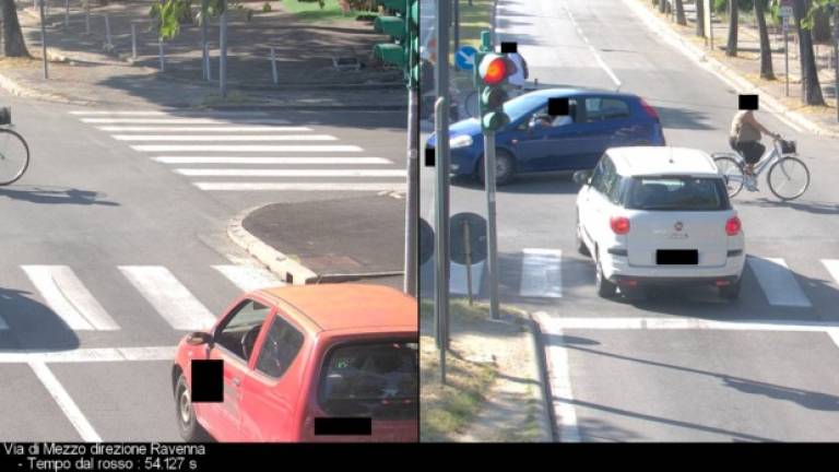 Follia al semaforo: in cinquemila da inizio anno sono passati col rosso a Rimini Follia al semaforo: in cinquemila da inizio anno sono passati col rosso a Rimini