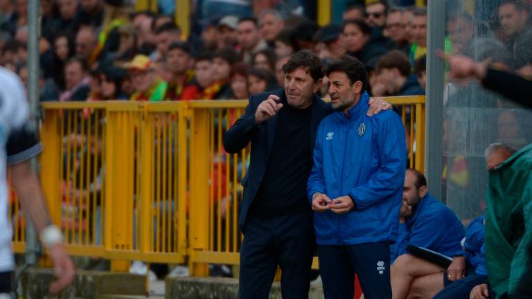 Michele Mignani e il suo vice Simone Vergassola in panchina a Catanzaro nel corso della ripresa del preliminare dei play-off di sabato pomeriggio: la società intende confermare il tecnico Michele Mignani e il suo vice Simone Vergassola in panchina a Catanzaro nel corso della ripresa del preliminare dei play-off di sabato pomeriggio: la società intende confermare il tecnico