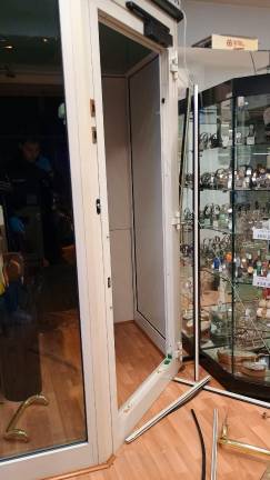 Cattolica, spaccata e colpo notturno in gioielleria: i ladri sfondano il vetro antiproiettile Cattolica, spaccata e colpo notturno in gioielleria: i ladri sfondano il vetro antiproiettile