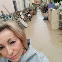 Sonia Bedei subito dopo l’alluvione dello scorso anno