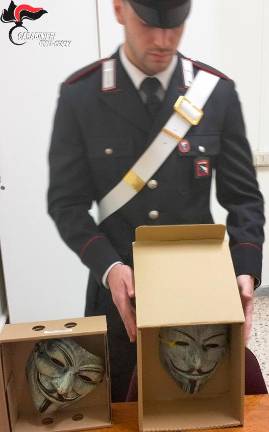 Cesenatico, li adescavano sulle chat di incontri gay e poi li aggredivano: 4 condanne per i rapinatori con le maschere di Guy Fawkes Cesenatico, li adescavano sulle chat di incontri gay e poi li aggredivano: 4 condanne per i rapinatori con le maschere di Guy Fawkes