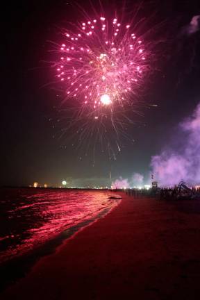 Cesenatico, un bagno di folla per la Notte Rosa 2025 - Gallery Cesenatico, un bagno di folla per la Notte Rosa 2025 - Gallery