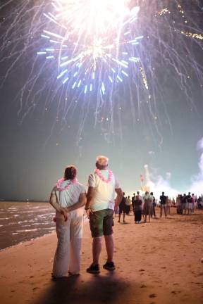 Cesenatico, un bagno di folla per la Notte Rosa 2025 - Gallery Cesenatico, un bagno di folla per la Notte Rosa 2025 - Gallery