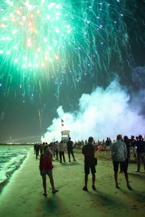 Cesenatico, un bagno di folla per la Notte Rosa 2025 - Gallery Cesenatico, un bagno di folla per la Notte Rosa 2025 - Gallery