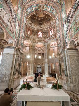 Il sovrano estasiato dalla magnificenza di San Vitale (foto Fiorentini) Il sovrano estasiato dalla magnificenza di San Vitale (foto Fiorentini)