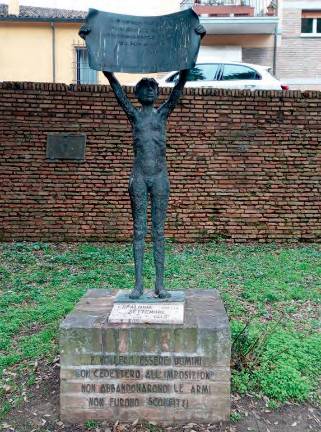 Il monumento ai caduti in viale Carducci a Cesena Il monumento ai caduti in viale Carducci a Cesena
