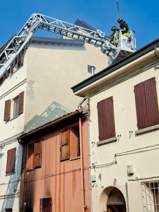 Forlì, incendio in un appartamento in via Giova: evacuati 11 nuclei familiari VIDEO GALLERY Forlì, incendio in un appartamento in via Giova: evacuati 11 nuclei familiari VIDEO GALLERY