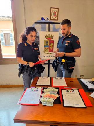 Le finte cartelle dell’associazione di sordomuti e i soldi sequestrati ai truffatori Le finte cartelle dell’associazione di sordomuti e i soldi sequestrati ai truffatori