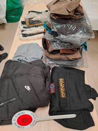 In quell’appartamento di Rimini c’era un negozio “fantasma” di giubbotti: un arresto e oltre 400 capi sequestrati - Gallery In quell’appartamento di Rimini c’era un negozio “fantasma” di giubbotti: un arresto e oltre 400 capi sequestrati - Gallery