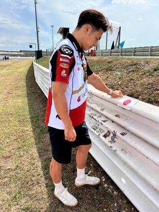 MotoGp a Misano, 14 anni fa la morte di Tomizawa, l’omaggio di Nakagami: “Sempre con te amico mio” MotoGp a Misano, 14 anni fa la morte di Tomizawa, l’omaggio di Nakagami: “Sempre con te amico mio”