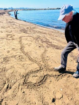 Rimini, una balena disegnata sulla spiaggia a ricordo dello spiaggiamento del 1943 - Gallery Rimini, una balena disegnata sulla spiaggia a ricordo dello spiaggiamento del 1943 - Gallery