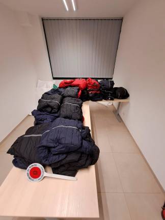 In quell’appartamento di Rimini c’era un negozio “fantasma” di giubbotti: un arresto e oltre 400 capi sequestrati - Gallery In quell’appartamento di Rimini c’era un negozio “fantasma” di giubbotti: un arresto e oltre 400 capi sequestrati - Gallery