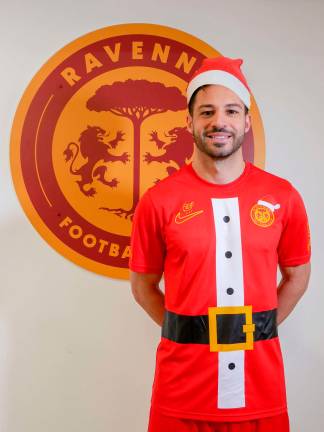 “Se indossi il cappello da Babbo Natale paghi un euro allo stadio”: il Ravenna indossa maglie benefiche per Traversara - Gallery “Se indossi il cappello da Babbo Natale paghi un euro allo stadio”: il Ravenna indossa maglie benefiche per Traversara - Gallery