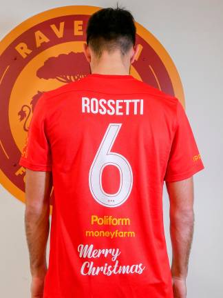 “Se indossi il cappello da Babbo Natale paghi un euro allo stadio”: il Ravenna indossa maglie benefiche per Traversara - Gallery “Se indossi il cappello da Babbo Natale paghi un euro allo stadio”: il Ravenna indossa maglie benefiche per Traversara - Gallery