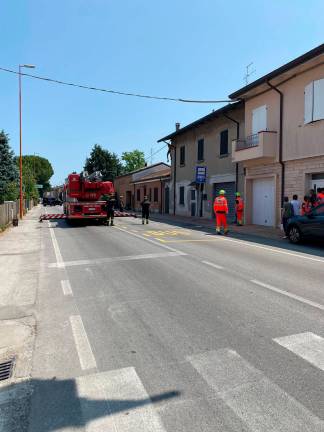 Cesena, sale sul tetto e minaccia di lanciare coppi alle auto: via Cesenatico chiusa a Macerone VIDEO GALLERY Cesena, sale sul tetto e minaccia di lanciare coppi alle auto: via Cesenatico chiusa a Macerone VIDEO GALLERY