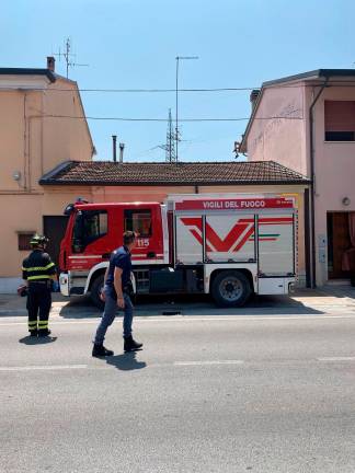 Cesena, sale sul tetto e minaccia di lanciare coppi alle auto: via Cesenatico chiusa a Macerone VIDEO GALLERY Cesena, sale sul tetto e minaccia di lanciare coppi alle auto: via Cesenatico chiusa a Macerone VIDEO GALLERY