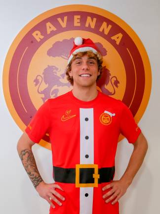 “Se indossi il cappello da Babbo Natale paghi un euro allo stadio”: il Ravenna indossa maglie benefiche per Traversara - Gallery “Se indossi il cappello da Babbo Natale paghi un euro allo stadio”: il Ravenna indossa maglie benefiche per Traversara - Gallery